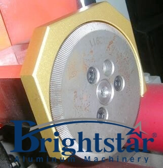 Knurling knife of teeth forming machine